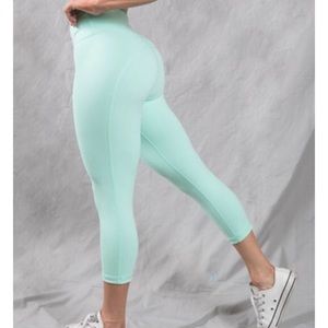 XS BuffBunny Mint Cropped (Capri) Leggings